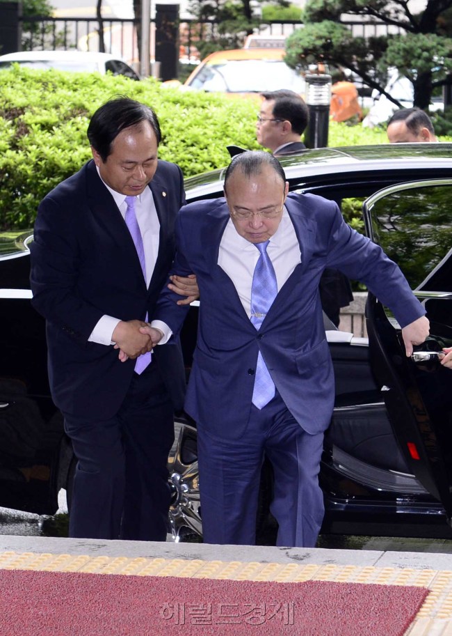 김승연 한화그룹 회장이 16일 오전 최종공판을 받기 위해 서울서부지방법원으로 들어서고 있다. 박해묵 기자/mook@heraldm.com
김승연 한화그룹 회장이 16일 오전 최종공판을 받기 위해 서울서부지방법원으로 들어서고 있다. 박해묵 기자/mook@heraldm.com