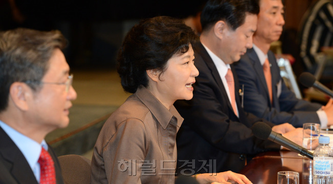 Saenuri Party’s leading presidential hopeful Rep. Park Geun-hye speaks at a debate hosted by the Korea News Editors’ Association in Seoul on Monday.  Ahn Hoon/The Korea Herald