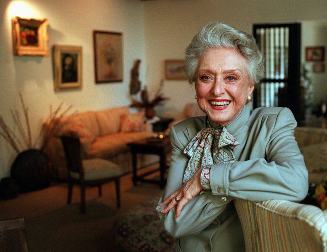 <YONHAP PHOTO-0121> FILE- In this March 12, 1997, file photo, actress Celeste Holm poses at a friends' home in Santa Monica, Calif. Celeste Holm, a versatile, bright-eyed blonde who soared to Broadway fame in "Oklahoma!" and won an Oscar in "Gentlemen's Agreement" but whose last years were filled with financial difficulty and estrangement from her sons, died Sunday, July 15, 2012, a relative said. She was 95.(AP Photo/Kevork Djansezian, File)/2012-07-16 05:44:46/ <저작권자 ⓒ 1980-2012 ㈜연합뉴스. 무단 전재 재배포 금지.>
Actress Celeste Holm poses at a friends’ home in Santa Monica, California, in March 1997.    AP-Yonhap News