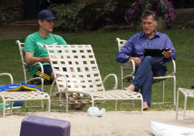 Republican presidential candidate, former Massachusetts Gov. Mitt Romney (right), talks with his son Josh by Lake Winnipesaukee at his home in Wolfeboro, New Hampshire, Saturday.  (AP-Yonhap News)