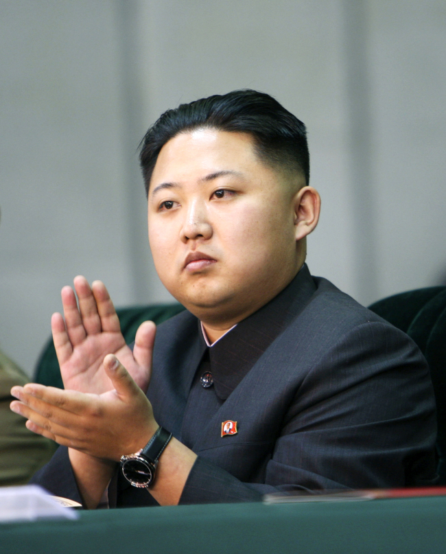 <YONHAP PHOTO-0962> 아리랑 공연 관람하는 김정은 <br /><br />(AP=연합뉴스) 북한 노동당 창건 65주년을 맞아 9일(현지시각) 평양에서 열린 '아리랑' 공연에 김정일 국방 위원장의 후계자 김정은이 참석해 박수를 치고있다. 지난달 28일 북한 노동당 대표자회에서 후계자로 지명된 김정은이 대중을 상대로 한 대규모 공식 석상에 모습을 나타내기는 이번이 처음이다./2010-10-10 11:12:59/<저작권자 ⓒ 1980-2010 ㈜연합뉴스. 무단 전재 재배포 금지.>