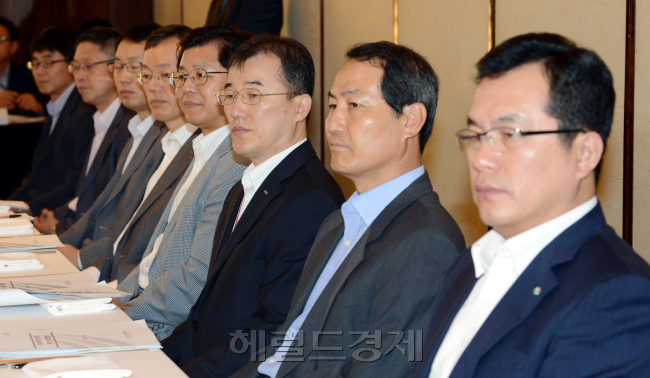 17일 오전 서울 웨스틴조선호텔에서 한국경영자총협회 김영배 부회장 주재로 30대 그룹 인사.노무 임원들과 비정규직 법안 논의를 위한 긴급 간담회가 열리고 있다. 참석자들이 김영배 경총 부회장의 모두발언을 경청하고 있다./안훈기자 rosedale@ 2012.07.17
17일 오전 서울 웨스틴조선호텔에서 한국경영자총협회 김영배 부회장 주재로 30대 그룹 인사.노무 임원들과 비정규직 법안 논의를 위한 긴급 간담회가 열리고 있다. 참석자들이 김영배 경총 부회장의 모두발언을 경청하고 있다./안훈기자 rosedale@ 2012.07.17
17일 오전 서울 웨스틴조선호텔에서 한국경영자총협회 김영배 부회장 주재로 열린 긴급 간담회에 참석한 30대 그룹 인사ㆍ노무 담당 임원이 굳은 표정으로 김 부회장의 모두발언을 경청하고 있다. 안훈 기자/rosedale@heraldm.com