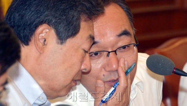 17일 서울 세종로 정부중앙청사에서 열린 국무회의에서 박재완 기획재정부장관과 맹형규 행정안전부장관이 귓속말로 대화를 나누고 있다.<br />김명섭 기자 msiron@