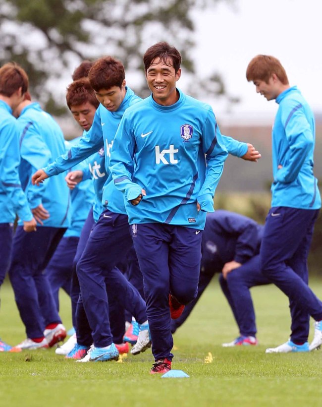 Korea’s Park Chu-young takes part in a soccer practice session ahead of the Olympics on Monday.   Yonhap News
