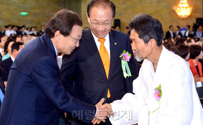 17일 제헌절을 맞아 국회에서 제64주년 경축식에 3당 대표가 악수하고 있다. 박현구 기자phko@heralm.com 2012.07.17