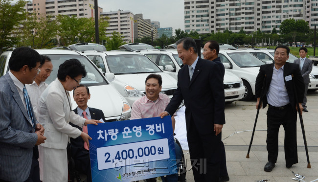17일 생명보험사회공헌위원회(위원장:김규복 생명보험협회회장,양승규 서울대교수)는 서울 여의도 한강고우언에서 12개 사회복지단체를 대상으로 차량기증식을 가졌다. <br />정희조 기자/checho@heraldm.com 120717
17일 생명보험사회공헌위원회(위원장:김규복 생명보험협회회장,양승규 서울대교수)는 서울 여의도 한강고우언에서 12개 사회복지단체를 대상으로 차량기증식을 가졌다.
정희조 기자/checho@heraldm.com 120717
생명보험사회공헌위원회(위원장 김규복 생명보험협회회장, 양승규 서울대교수)는 17일 서울 여의도 한강공원에서 12개 사회복지단체를 대상으로 차량기증식을 가졌다.   정희조 기자/checho@heraldm.com