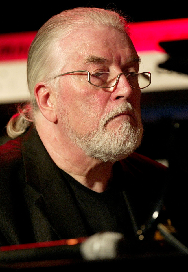 <YONHAP PHOTO-0166> FILE - In this file picture dated Tuesday, Oct. 5, 2004 shows British musician Jon Lord plays piano during a test run for his concert in Cologne, western Germany. Deep Purple's Jon Lord, died aged 71, Monday, July 16, 2012. The Leicester-born keyboard player, who had pancreatic cancer, died in London today. (AP Photo/Hermann J. Knippertz,File)/2012-07-17 05:42:18/ <저작권자 ⓒ 1980-2012 ㈜연합뉴스. 무단 전재 재배포 금지.>
Jon Lord.    AP-Yonhap News