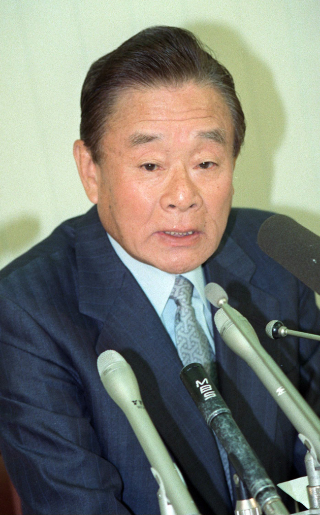 <YONHAP PHOTO-0778> In this photo taken on Nov. 29, 1989, Masaharu Matsushita speaks at a press conference in Osaka, western Japan. Matsushita, the son-in-law of Panasonic?s founder and who helped lead the Japanese electronics company for half a century as it grew into a global brand, died on Monday, July 16, 2012. He was 99. (AP Photo/Kyodo News) JAPAN OUT, MANDATORY CREDIT, NO LICENSING IN JAPAN, CHINA, HONG KONG, SOUTH KOREA AND FRANCE/2012-07-17 13:18:43/ <저작권자 ⓒ 1980-2012 ㈜연합뉴스. 무단 전재 재배포 금지.>
Masaharu Matsushita speaks at a press conference in Osaka, western Japan, in November 1989.    AP-Yonhap News