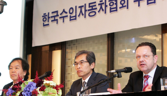 Leaders of Korea Automobile Importers & Distributors Association participate in a press conference in a Seoul hotel on Tuesday. From left are KAIDA executive managing director Yoon Dae-sung, KAIDA chairman and Ford Sales & Service Korea CEO Jung Jae-hee and KAIDA vice chairman and Mercedes-Benz Korea CEO Thomas Urbach.  KAIDA