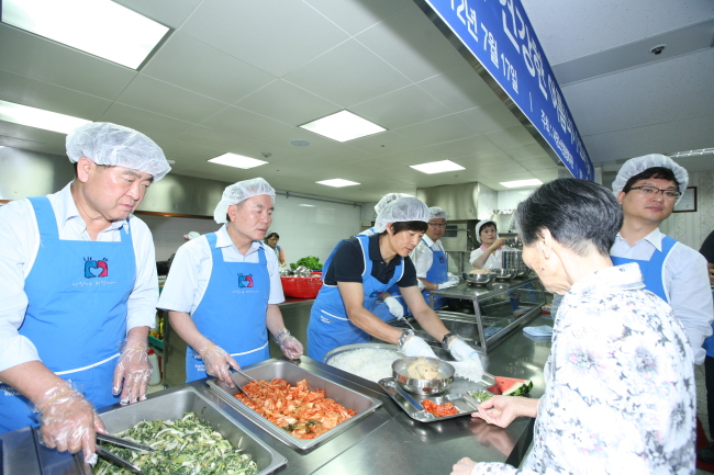 포토)“초복입니다! 만수무강하세요” 현대오일뱅크, 저소득층 노인에 삼계탕 제공