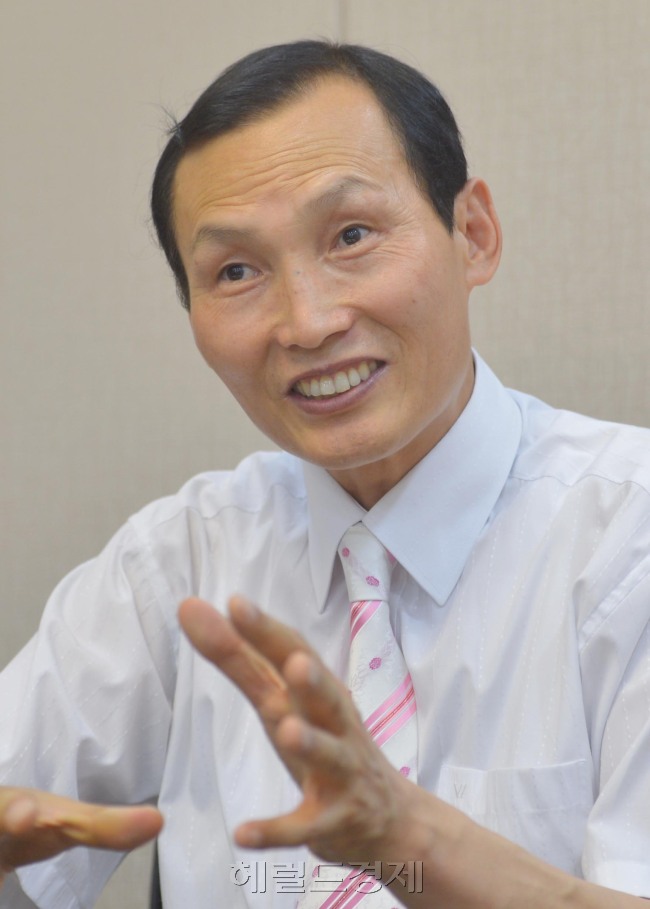 이철희 기업은행 신당동출장소장<br />김명섭 기자 msiron@
이철희 기업은행 신당동출장소장
김명섭 기자 msiron@