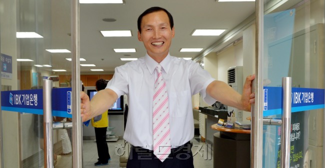 이철희 기업은행 신당동출장소장<br />김명섭 기자 msiron@
이철희 기업은행 신당동출장소장
김명섭 기자 msiron@