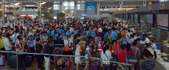 인천공항 출국장이 본격적인 휴가철과 여름방학을 맞아 해외로 떠나는 여행객과 연수생으로 붐비고 있다.<br />김명섭 기자 msiron@
인천공항 출국장이 본격적인 휴가철과 여름방학을 맞아 해외로 떠나는 여행객과 연수생으로 붐비고 있다.
김명섭 기자 msiron@
인천공항 출국장이 본격적인 휴가철과 여름방학을 맞아 해외로 떠나는 여행객과 연수생으로 붐비고 있다.
김명섭 기자 msiron@