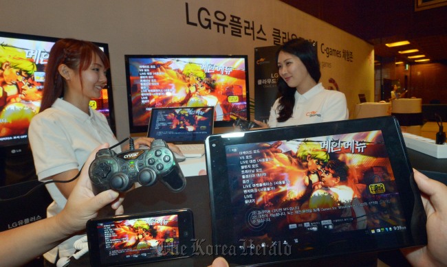 LG유플러스는 18일 오전 서울 강남구 그랜드 인터콘티넨탈호텔에서 국내 최초로 온라인 게임을 다운로드, 설치 등 복잡한 과정을 거치지 않아도 LTE등 유무선 망을 이용해 스마트폰, PC,TV 등 디지털 기기에서 게임을 할 수 있는 '클라우드 게임'을 선보이고 있다.<br />김명섭 기자 msiron@
Models pose with smart mobile devices displaying games provided by LG Uplus C-Games cloud platform.  Kim Myung-sub/The Korea Herald