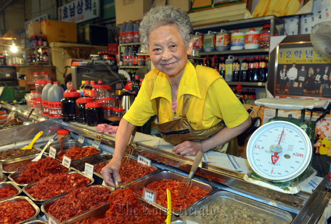 유양선<br />김명섭 기자 msiron@
Ryu Yang-sun at her salted fish store in Noryangjin Fisheries Wholesale Market in southwesetern Seoul.  Kim Myung-sub/The Korea Herald