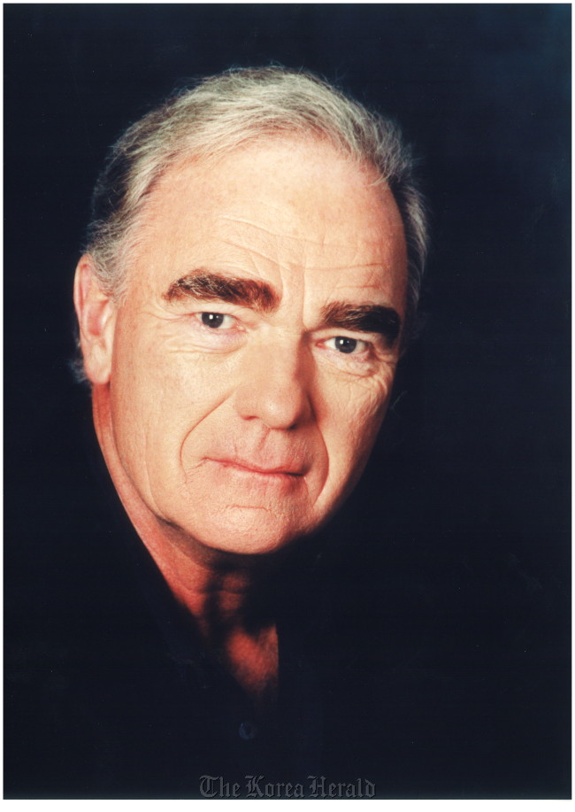 Robert McKee
Born in 1941, Robert McKee debuted as a theater actor at the age of 9. While pursuing his theater career, he attended the University of Michigan and earned a Bachelor’s degree in English Literature.
While in Michigan, he met Kenneth Thorpe Rowe, an influential figure in American playwriting. In the ’70s, McKee moved to Los Angeles to start a career in the film industry and began to write screenplays and work as a story analyst for TV stations. In 1983, he joined the University of Southern California, where he began his famous Story Seminar class. Since then, he has been traveling around the world holding 30-hour intensive classes on telling good stories.
Through his seminar, McKee has nurtured film directors and writers who have gone on to win Academy Awards and Golden Globes. The list includes Peter Jackson, Oscar-winning director of “The Lord of the Rings Trilogy,” Jane Campion, director of “The Piano,” Michel Hazanavicius, director of “The Artist,” and Paul Haggis, screenwriter and producer of “Million Dollar Baby,” and many others.