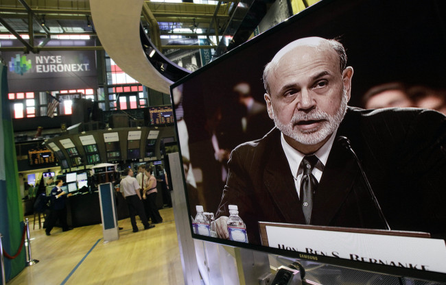 <YONHAP PHOTO-0061> Federal Reserve Chairman Ben Bernanke's testimony before Congress is shown on a television screen on the trading floor of the New York Stock Exchange, Tuesday, July 17, 2012. Bernanke offered a sour assessment of the U.S. economy Tuesday and said the Federal Reserve is ready to take further action if growth doesn't pick up. But Bernanke provided no clues about what steps the Fed might take or whether any action was imminent.(AP Photo/Richard Drew)/2012-07-18 00:41:52/ <저작권자 ⓒ 1980-2012 ㈜연합뉴스. 무단 전재 재배포 금지.>
Federal Reserve Chairman Ben Bernanke’s testimony before Congress is shown on a television screen on the trading floor of the New York Stock Exchange on Tuesday.  AP-Yonhap News