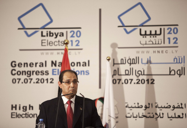 <YONHAP PHOTO-0294> A member of the High National Elections Commission, Nouri al-Abbar talks during the announcement of the election results in Tripoli, Libya, Tuesday, July 17, 2012. The Libyan election results show a secular, liberal alliance in first place in the nation's first free vote in decades, but the balance of power may be in the hands of the remaining 120 independent candidates, whose affiliations are not clear. (AP Photo / Manu Brabo)/2012-07-18 06:55:21/ <저작권자 ⓒ 1980-2012 ㈜연합뉴스. 무단 전재 재배포 금지.>
A member of the High National Elections Commission, Nouri al-Abbar talks during the announcement of the election results in Tripoli on Tuesday.            AP-Yonhap News