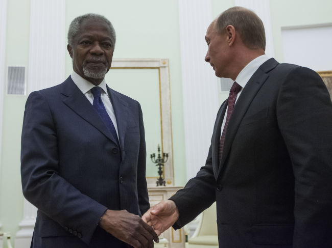 <YONHAP PHOTO-0221> Russian President Vladimir Putin, right, shakes hands with United Nations special envoy Kofi Annan in Moscow, Russia, Tuesday, July 17, 2012. Annan discussed the Syria crisis with Lavrov on Monday, and met with President Putin on Tuesday. The UN and Arab League envoy to the Syrian crisis has begun his meeting with the Russian president by saying that Syria is at a crossroads, as violence escalates.(AP Photo/Alexander Zemlianichenko)/2012-07-18 05:56:16/ <저작권자 ⓒ 1980-2012 ㈜연합뉴스. 무단 전재 재배포 금지.>
Russian President Vladimir Putin (right) shakes hands with United Nations special envoy Kofi Annan in Moscow on Tuesday.            AP-Yonhap News