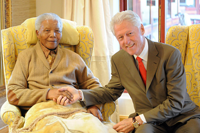 <YONHAP PHOTO-0125> Former US President, Bill Clinton, right, meets with former South African President Nelson Mandela at his home in Qunu, South Africa, Tuesday, July 17, 2012 on the eve of Mandela's 94th birthday. (AP Photo/Peter Morey) CREDIT MANDATORY. SOUTH AFRICA OUT. NO SALES NO ARCHIVE NO USE AFTER 48 HOURS AFTER TRANSMISSION /2012-07-18 02:19:04/ <저작권자 ⓒ 1980-2012 ㈜연합뉴스. 무단 전재 재배포 금지.>
Former U.S. President, Bill Clinton (right) meets with former South African President Nelson Mandela at his home in Qunu, South Africa, Tuesday on the eve of Mandela’s 94th birthday.   AP-Yonhap News
