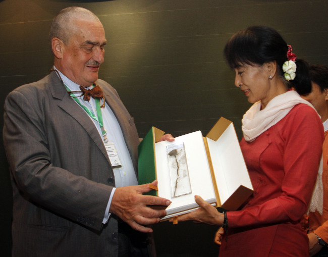 <YONHAP PHOTO-2006> Myanmar opposition leader Aung San Suu Kyi, right, receives a posthumous gift from Foreign minister of Czech Republic Karel Schwarzenberg, left, during their meeting at Thingaha hotel in Naypyitaw, Myanmar, Tuesday, July 17, 2012. The visiting Foreign minister of Czech Republic Karel Schwarzenberg handed over a posthumous gift from the late Vaclav Have to fellow Nobel peace laureate Aung San Suu Kyi in the administrative capital of Naypyitaw Tuesday. Schwarzenberg arrived here Monday for a 4-day visit to Myanmar. (AP Photo/Khin Maung Win)/2012-07-17 23:44:38/ <저작권자 ⓒ 1980-2012 ㈜연합뉴스. 무단 전재 재배포 금지.>
Myanmar opposition leader Aung San Suu Kyi (right) receives a gift from Czech Republic Foreign Minister Karel Schwarzenberg, during their meeting at Thingaha hotel in Naypyitaw, Myanmar, Tuesday.  AP-Yonhap News
Myanmar opposition leader Aung San Suu Kyi (right) receives a gift from Czech Republic Foreign Minister Karel Schwarzenberg, during their meeting at Thingaha hotel in Naypyitaw, Myanmar, Tuesday.  AP-Yonhap News