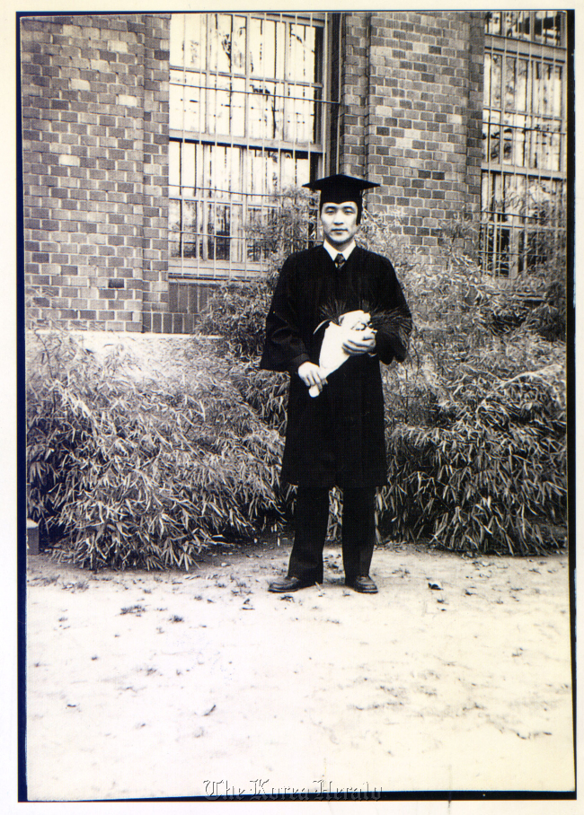 The picture shows Sohn Hak-kyu on his Seoul National University graduation day.  Sohn Hak-kyu campaign team
