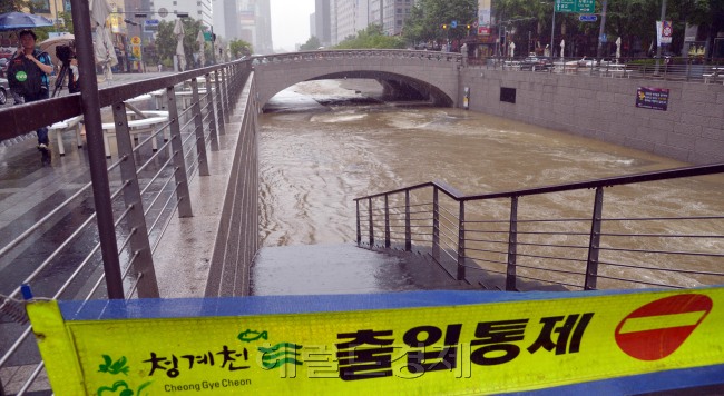 태풍 카눈의 영향으로 전국적으로 강풍을 동반한 많은 비가 내린 19일 오전 서울 청계광이 불어난 물로 통제돼 있다.<br />김명섭 기자 msiron@
The entrance to the Cheonggyecheon stream in central Seoul is blocked Thursday morning after typhoon Khanun hit the nation.  Kim Myung-sub/The Korea Herald