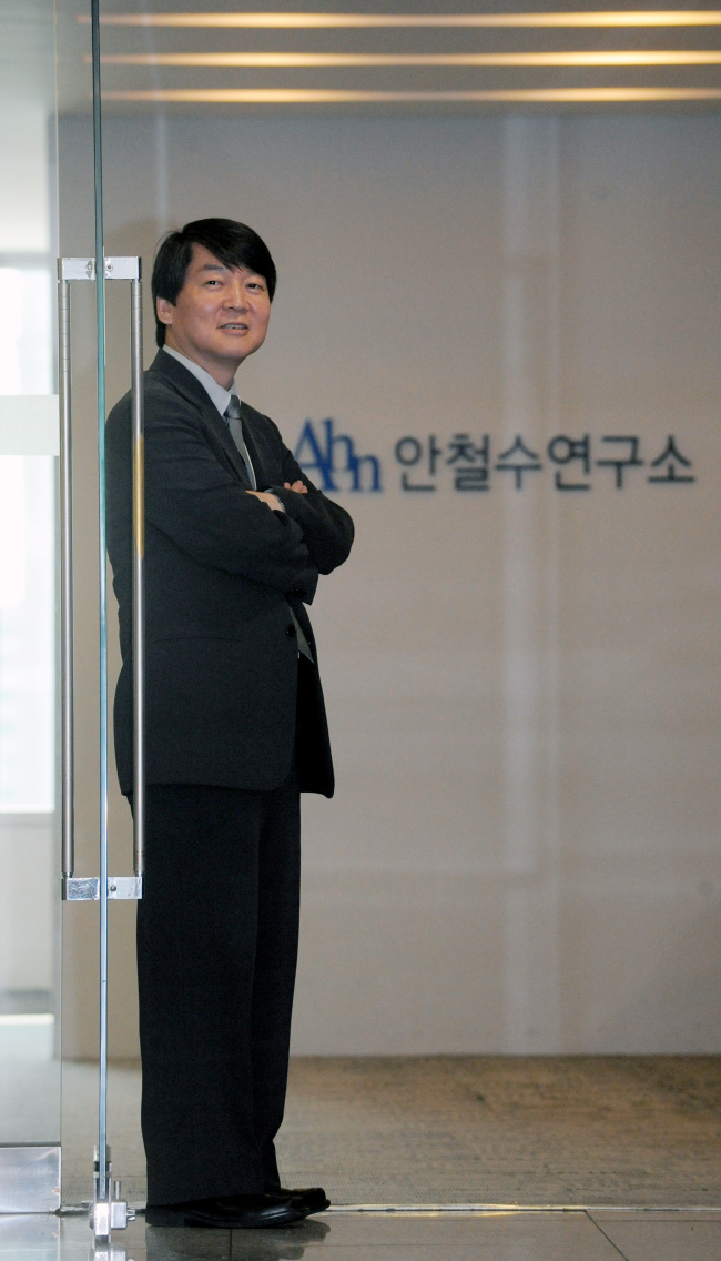 안철수 서울대학교 융합과학기술대학교 원장./ 안훈기자 rosedale@ 2011.07.06
정치권 초미의 관심사였던 안철수 서울대 융합과학기술대학원장의 저서 ‘안철수의 생각’이 19일 세상에 나왔다. 기대했던 대로 안 원장은 이 책에서 경제민주화와 복지정책, 재벌의 문제점 등 한국사회가 안고 있는 현안에 대해 자신의 생각을 밝혔다.