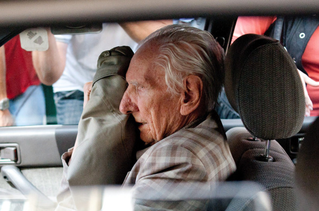 <YONHAP PHOTO-0034> Alleged Hungarian war criminal Laszlo Csatary sits in a car as he leaves the Budapest Prosecutor's Office after he was questioned by detectives on charges of war crimes during WWII and prosecutors ordered his house arrest in Budapest, Hungary, Wednesday, July 18, 2012. Csatary is accused of being a war criminal by the Jerusalem affiliate of the Vienna based Simon Wiesenthal Centre. The centre says Csatary as a senior officer of the Hungarian gendarmerie of the then Hungarian town of Kassa, today Kosice, Slovakia, is responsible for the murdering of 15,700 Jewish Hungarians by organising their deportations to the Nazi death camp of Auschwitz in 1944. According to the prosecutor's office Csatary denied the charges. (AP Photo/MTI, Bea Kallos) /2012-07-19 00:34:05/ <저작권자 ⓒ 1980-2012 ㈜연합뉴스. 무단 전재 재배포 금지.>
Alleged Hungarian war criminal Laszlo Csatary
AP-Yonhap News
Alleged Hungarian war criminal Laszlo Csatary   AP-Yonhap News