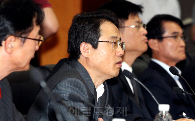 권혁세 금융감독위원장이 20일 서울 여의도 금융투자협회에서 열린 금융투자회사 CEO간담회에서 모두발언을 하고 있다. 박현구 기자phko@heraldm.com 2012.07.20
권혁세 금융감독위원장이 20일 서울 여의도 금융투자협회에서 열린 금융투자회사 CEO간담회에서 모두발언을 하고 있다. 박현구 기자phko@heraldm.com 2012.07.20
권혁세 금융감독원장이 20일 서울 여의도 금융투자협회에서 열린 ‘금융투자회사 CEO 간담회’에서 모두발언을 하고 있다. 권 원장은 CD금리 조사와 관련, “공정위의 결과를 기다릴 것”이라고 말했다. 　박현구 기자/phko@heraldm.com