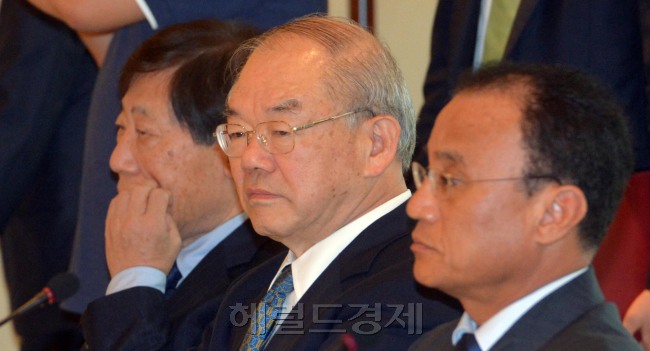 KIST이사회가  20일 오전 서울 소공동 조선호텔에서 열려 서남표 총장이 생각에 잠겨 있다.<br />김명섭 기자 msiron@
KIST이사회가  20일 오전 서울 소공동 조선호텔에서 열려 서남표 총장이 생각에 잠겨 있다.
김명섭 기자 msiron@
KIST이사회가  20일 오전 서울 소공동 조선호텔에서 열려 서남표 총장이 생각에 잠겨 있다.
김명섭 기자 msiron@