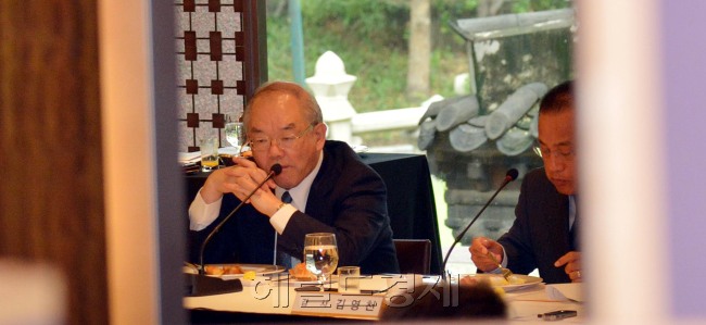 KIST이사회가  20일 오전 서울 소공동 조선호텔에서 열려 서남표 총장이 생각에 잠겨 있다.<br />김명섭 기자 msiron@
KIST이사회가  20일 오전 서울 소공동 조선호텔에서 열려 서남표 총장이 생각에 잠겨 있다.
김명섭 기자 msiron@
KIST이사회가  20일 오전 서울 소공동 조선호텔에서 열려 서남표 총장이 생각에 잠겨 있다.
김명섭 기자 msiron@
서남표 카이스트 총장이 20일 이사회 도중 생각에 잠겨 있다.