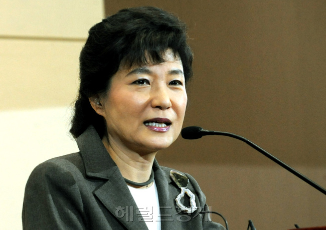 0일 오후 박근혜 한나라당 전 대표 주최로 국회 헌정기념관에서 열린 "사회보장기본법 전부개정을 위한 공청회"에서 박 전 대표가 인사말을 하고 있다.양동출dcyang@heraldm.com/101220/