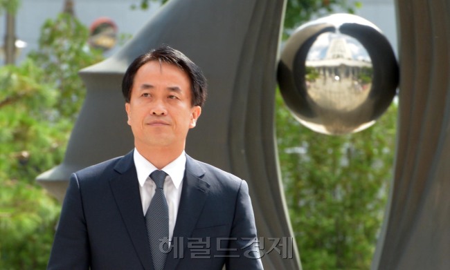 이명박 대통령의 최측근인 김희중 전 청와대 제1부속실장이 20일 대검찰청으로 출석하고 있다. 김 전 부속실장은 영업정지된 솔로몬저축은행 임석 회장에게서 수천만원의 금품을 수수한 혐의를 받고 있다.<br />김명섭 기자 msiron@
이명박 대통령의 오랜 측근인 김희중 전 청와대 제1부속실장이 20일 서울 서초구 대검찰청에 출두했다. 이날 오전 9시53분께 회색정장 차림으로 대검에 도착한 김 전 실장은 “성실히 검찰 조사에 임하겠다”고 말했다.  김명섭 기자/msiron@heraldm.com