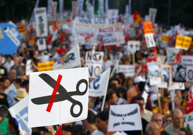 Demonstrators protest against austerity measures announced by the Spanish government in Madrid on Thursday.  (AP-Yonhap News)