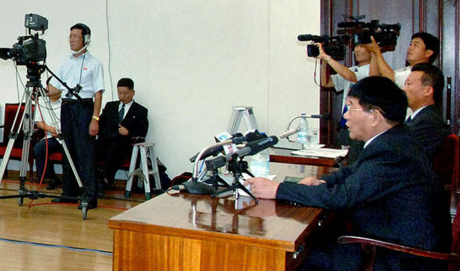 Chon Yong-chol holds a press conference in Pyongyang on Thursday, claiming that he was asked by South Korea’s intelligence agency to blow up a statue of North Korea’s national founder Kim Il-sung. The scene was broadcast by the North’s state Korean Central Television on Friday.   Yonhap News