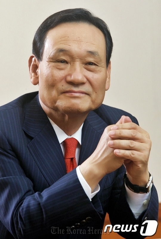 Lee Pal-seung
이팔성, 우리금융지주 (대표이사 회장)/Woori Financial Group to tighten its belt
