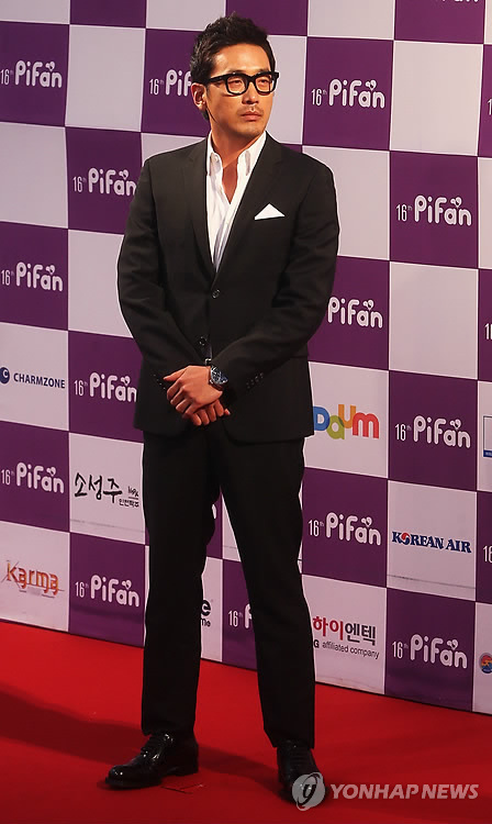 Actor Ha Jeong-woo poses at the opening ceremony (Yonhap News)