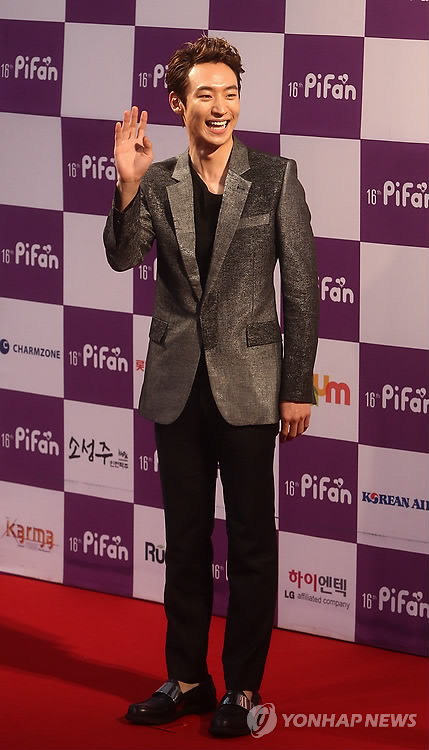 Actor Lee Je-hoon poses at the opening ceremony (Yonhap News)