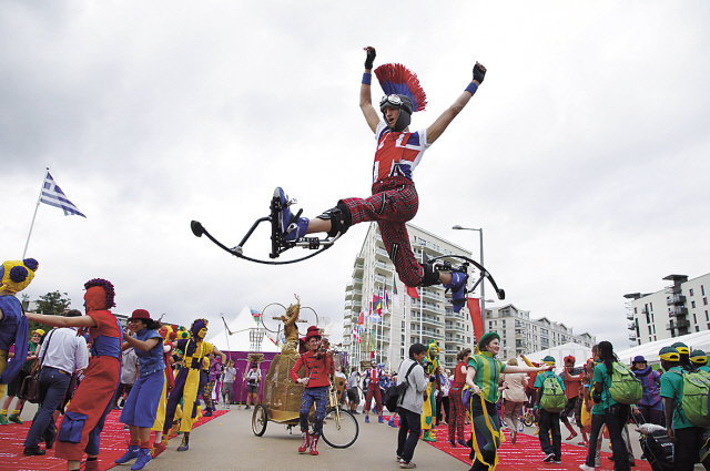Members of National Youth Theatre perform during the Olympic Team Welcome Ceremony at the Olympic Village for the 2012 Summer Olympics on July 17 in London. (AP-Yonhap News)