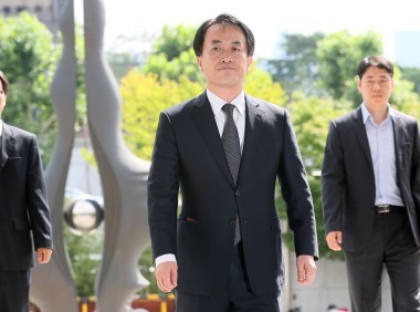 Kim Hee-jung appears for questioning at the Supreme Prosecutors' Office in southern Seoul on Friday. Yonhap News