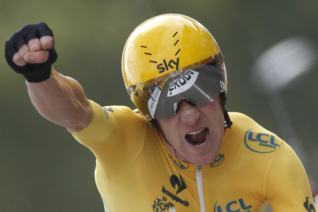 <YONHAP PHOTO-0031> Bradley Wiggins of Britain, wearing the overall leader's yellow jersey, celebrates as he crosses the finish line of the 19th stage of the the Tour de France cycling race, an individual time trial over 53.5 kilometers (33.2 miles) with start in Bonneval and finish in Chartres, France, Saturday July 21, 2012. (AP Photo/Laurent Rebours)/2012-07-22 01:18:45/ <저작권자 ⓒ 1980-2012 ㈜연합뉴스. 무단 전재 재배포 금지.>
Bradley Wiggins competes during the Tour de France on Saturday.  AP-Yonhap News