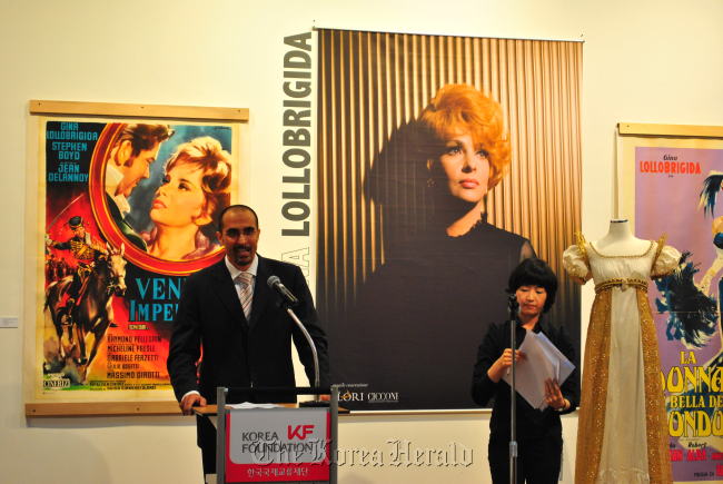 Italian Embassy First Secretary Renato di Porcia e Brugnera gives the opening speech for the “4 Divas” exhibition the Korea Foundation Cultural Center in Seoul on Wednesday. Robert Lee/The Korea Herald