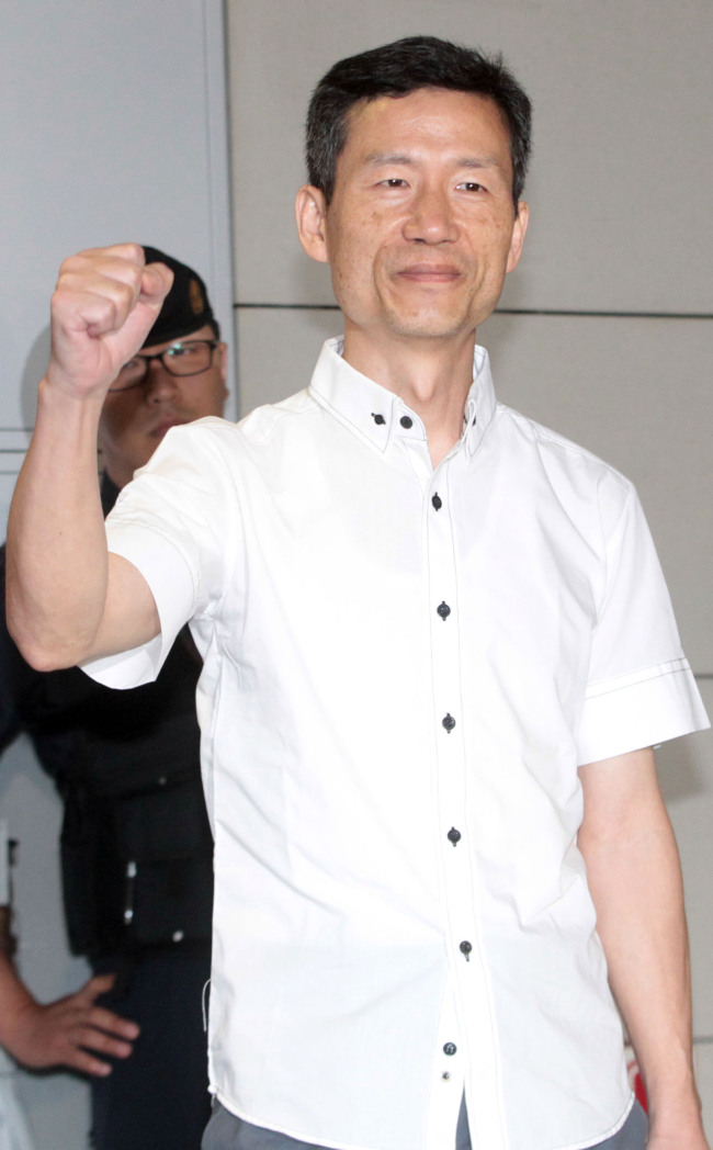 Kim Young-hwan gestures on his arrival at Incheon Interna­tional Airport on Friday.  Yonhap News