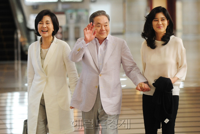 삼성전자 이건희 회장(가운데)이 22일 오전 김포공항을 통해 부인 홍라희 여사(왼쪽), 장녀 이부진 호텔신라 사장과 함께 런던으로 출국하고 있다.  박해묵 기자/mook@heraldm.com
삼성전자 이건희 회장(가운데)이 22일 오전 김포공항을 통해 부인 홍라희 여사(왼쪽), 장녀 이부진 호텔신라 사장과 함께 런던으로 출국하고 있다.  박해묵 기자/mook@heraldm.com