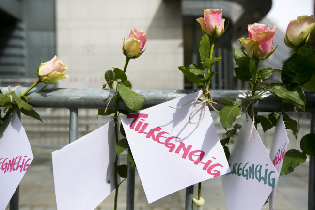 Roses with notes reading “sane” are attached to the Oslo Courthouse railings as the trial of Anders Behring Breivik ended on June 22 with the confessed mass killer demanding to be set free and vowing that history would exonerate him for a bomb-and-gun rampage that killed 77 people.     AP-Yonhap News