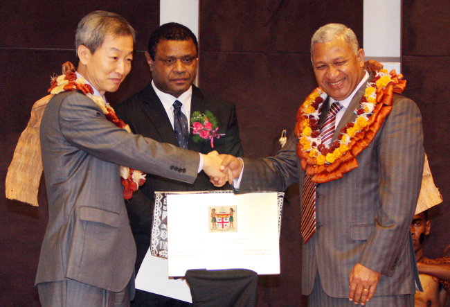 Fiji Prime Minister Voreque Bainimarama (right) and Korean First Vice Minister of Foreign Affairs and Trade Ahn Ho-young shake hands at the opening ceremony of the Fiji Embassy in Seoul on Thursday.  Yonhap News