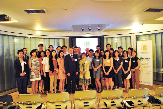 French Embassy Charge d’affaires Fabrice Leggeri (from row in suit) poses with awardees of the Blaise Pascal Scholarship in Seoul on Tuesday. (Robert Lee/The Korea Herald)