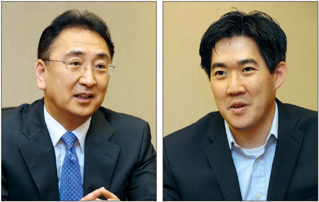 William Yongkyun Kim (left), head of Ropes & Gray’s Korea office, and David Chun, Partner of the firm, speak during an interview
with The Korea Herald. (Chung Hee-cho/The Korea Herald)