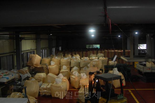 경기 안산의 반월스마트허브에 위치한 선박용 전선 피복업체. 전방산업 불황으로 공장은 활기를 잃었으며, 생산된 제품이 창고에 쌓여 있다.  원호연 기자/why37@heraldm.com